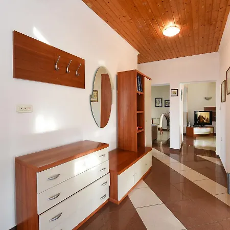 Apartman Spacious In With Private Terrace Zadar